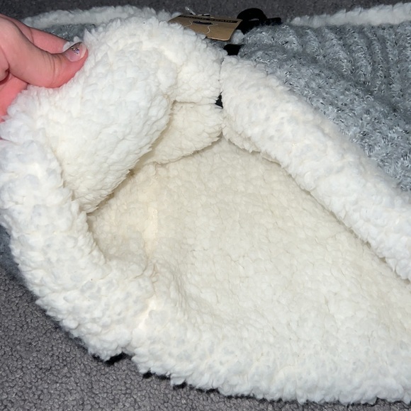 NWT Very fuzzy scarf from Ardene - Picture 4 of 4